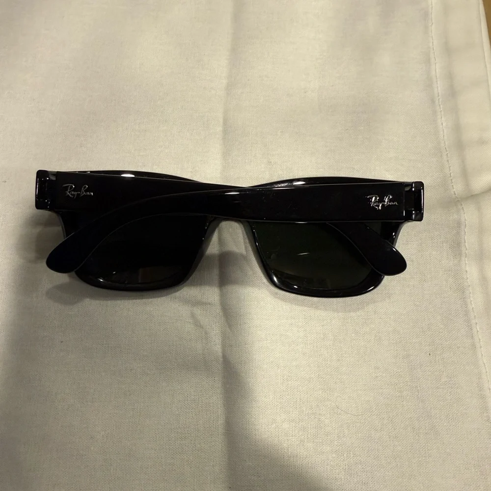 Ray-Ban sleek frame